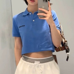 [홍콩명품,MIU MIU] 미우미우 25SS 로고 여성 쇼트 카라 니트 반팔 티셔츠 (블루), BM21117, TBG, 홍콩명품의류,구매대행,온라인명품