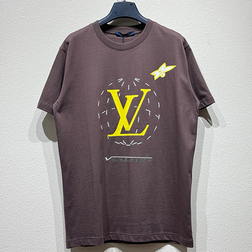 [홍콩명품.LOUIS VUITTON] 루이비통 25SS 로고 그래픽 프린트 반팔 티셔츠 (브라운), BM21299, CR3, 명품레플리카,미러급,온라인쇼핑몰사이트