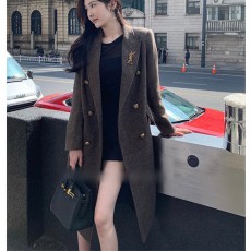 [홍콩명품.YSL] 입생로랑 23SS 로고 브로치 여성 롱 코트, BM4518, BR, 온라인명품쇼핑몰,의류,무브타임사이트,인터넷쇼핑몰,해외직구