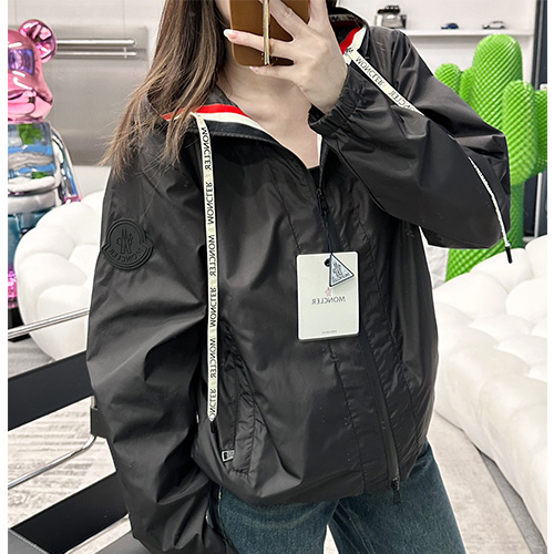 [홍콩명품.MONCLER] 몽클레어 23SS 로고 3선 후드 바람막이 자켓 (블랙), BM9557, KB, 온라인명품쇼핑몰,남자명품의류,인터넷쇼핑몰,해외직구