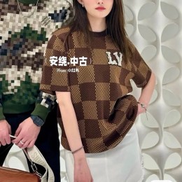 [홍콩명품.LOUIS VUITTON] 루이비통 24SS LV로고 다미에 여성 반팔 티셔츠 (브라운), BM12055, TBG, 홍콩명품의류,구매대행,온라인명품