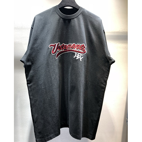 [홍콩명품.VETEMENTS] 베트멍 24SS 로고 그래픽 자수 반팔 티셔츠 (블랙), BM12094, VT, 홍콩명품의류,구매대행,온라인명품