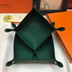 [홍콩명품.Hermes] 에르메스 24SS 로고 선물용 레더 가죽 인테리어 소품 수납판 2PCS (올그린, S-22x22cm, L-25x25cm), ET2260, ZAKKA, 명품악세사리,팔찌,귀걸이,반지