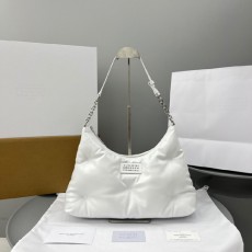 [홍콩명품.Maison Margiela] 메종마르지엘라 24SS 글램슬램 미디움 호보백 SB3WG0020 (화이트), BGM2800, 홍콩명품가방,명품쇼핑몰,크로스백,핸드백,구매대행,무브타임