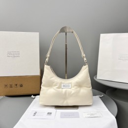 [홍콩명품.Maison Margiela] 메종마르지엘라 24SS 글램슬램 스물 호보백 SB3WG0024 (아이보리), BGM2803, 홍콩명품가방,명품쇼핑몰,크로스백,핸드백,구매대행,무브타임