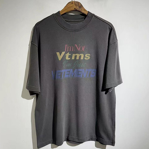 [홍콩명품.VETEMENTS] 베트멍 24SS 로고 프린트 워싱 반팔 티셔츠 (그레이), BM13412, X2, 홍콩명품의류,구매대행,온라인명품