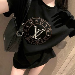 [홍콩명품.LOUIS VUITTON] 루이비통 24SS LV로고 진주 장식 여성 반팔 티셔츠 (2컬러), BM13891, SG, 홍콩명품의류,구 매대행,온라인명품