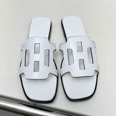 [홍콩명품.Hermes] 에르메스 24SS 로고 여성 레더 가죽 샌들 슬리퍼 (화이트), SE3559, SMS, 명품스니커즈,운동화,구두,로퍼,하이탑,신발