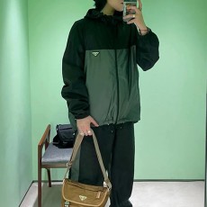 [홍콩명품,PRADA] 프라다 24SS 삼각로고 후드 바람막이 자켓 + 팬츠 바지 상하의 세트 (블랙-그레이), BM15676, JU, 홍콩명품의류,구매대행,온라인명품