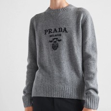 [홍콩명품,PRADA] 프라다 24SS 로고 자수 니트 스웨터 (그레이), BM16415, JL, 홍콩명품의류,구매대행,온라인명품