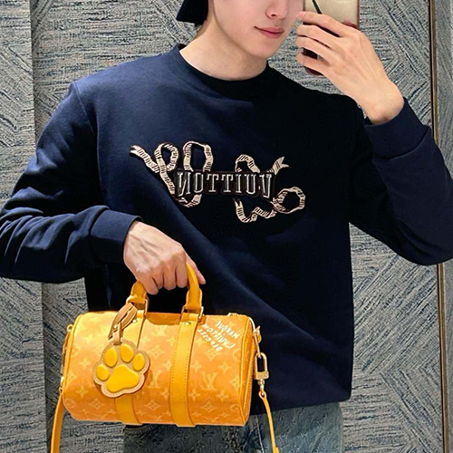 [홍콩명품.LOUIS VUITTON] 루이비통 25SS 로고 그래픽 자수 맨투맨 티셔츠 (블루), BM18442, KB, 홍콩명품의류,구매대행,온라인명품