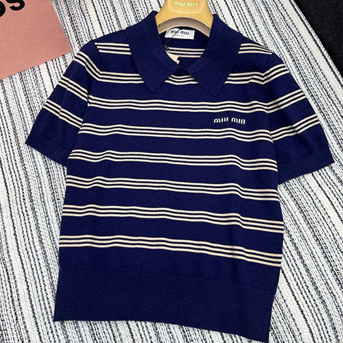 [홍콩명품,MIU MIU] 미우미우 25SS 로고 여성 스트라이프 카라 폴로 반팔 티셔츠 (블루), BM19724, TBG, 홍콩명품의류,구매대행,온라인명품
