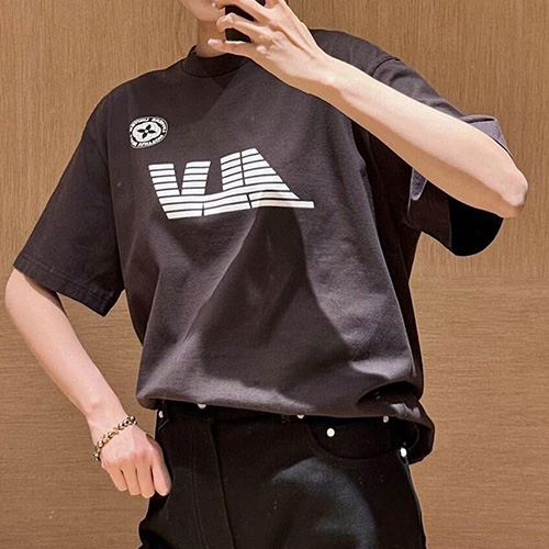 [홍콩명품.LOUIS VUITTON] 루이비통 25SS 로고 여성 그래픽 프린트 반팔 티셔츠 (브라운), BM19739, TBG, 홍콩명품의류,구매대행,온라인명품