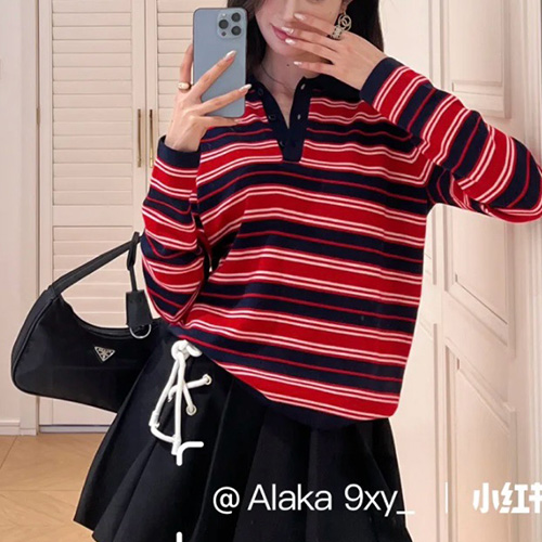 [홍콩명품,PRADA] 프라다 25SS 로고 여성 스트라이프 카라 긴팔 티셔츠 (네이비-레드), BM19835, 13C, 홍콩명품의류,구매대행,온라인명품