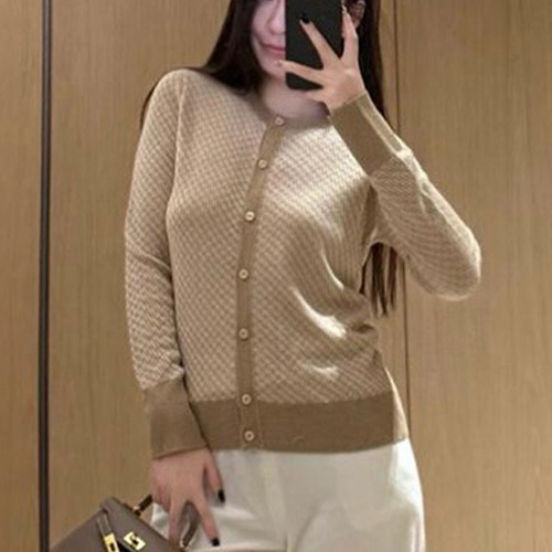 [홍콩명품,FENDI] 펜디 25SS 로고 패턴 여성 라운드넥 니트 가디건 (카라멜), BM20442, 13C, 홍콩명품의류,구매대행,온라인명품