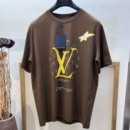 [홍콩명품.LOUIS VUITTON] 루이비통 25SS 로고 그래픽 프린트 반팔 티셔츠 (브라운), BM20958, YS, 홍콩명품의류,구매대행,온라인명품