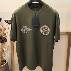 [홍콩명품.LOUIS VUITTON] 루이비통 25SS 로고 그래픽 다미에 반팔 티셔츠 (카키), BM20964, YS, 홍콩명품의류,구매대행,온라인명품