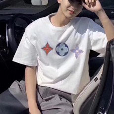 [홍콩명품.LOUIS VUITTON] 루이비통 25SS 로고 그래픽 프린트 반팔 티셔츠 (화이트), BM21015, JU, 홍콩명품의류,구매대행,온라인명품