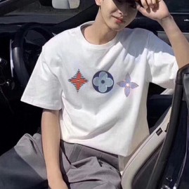 [홍콩명품.LOUIS VUITTON] 루이비통 25SS 로고 그래픽 프린트 반팔 티셔츠 (화이트), BM21015, JU, 홍콩명품의류,구매대행,온라인명품