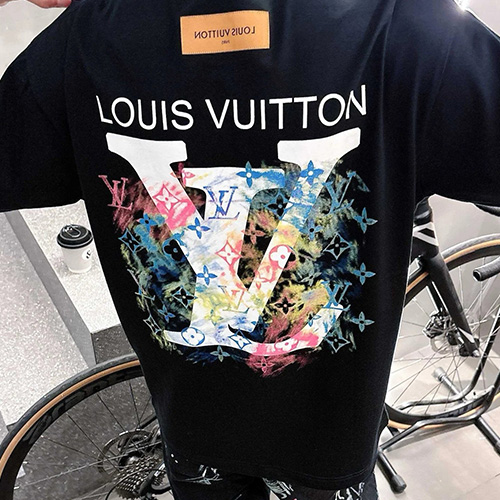 [명품레플리카.LOUIS VUITTON] 루이비통 25SS 로고 그래픽 프린트 반팔 티셔츠 (2컬러), BM21191, KB, 홍콩명품의류,구매대행,온라인명품