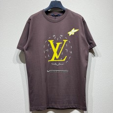 [홍콩명품.LOUIS VUITTON] 루이비통 25SS 로고 그래픽 프린트 반팔 티셔츠 (브라운), BM21299, CR3, 명품레플리카,미러급,온라인쇼핑몰사이트
