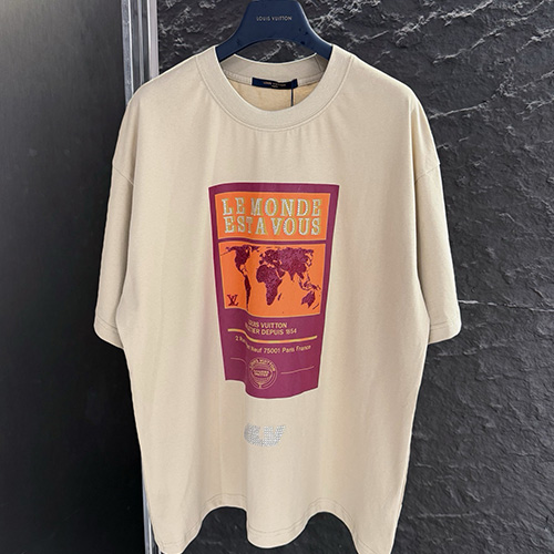 [홍콩명품.LOUIS VUITTON] 루이비통 25SS 로고 그래픽 프린트 반팔 티셔츠 (베이지), BM21309, JU, 명품레플리카,미러급,온라인쇼핑몰사이트