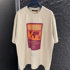 [홍콩명품.LOUIS VUITTON] 루이비통 25SS 로고 그래픽 프린트 반팔 티셔츠 (베이지), BM21309, JU, 명품레플리카,미러급,온라인쇼핑몰사이트