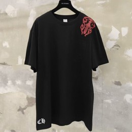 [가격문의][홍콩명품.Chrome Hearts] 크롬하츠 25SS 로고 그래픽 프린트 반팔 티셔츠 (블랙), BM21574, TOP, 명품레플리카,미러급,온라인쇼핑몰사이트