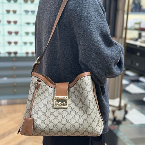 [홍콩명품.Gucci] 구찌 25SS 로고 PADLOCK 크로스백 839021 (베이지-브라운), BGM5038, GU2, 홍콩명품가방,명품쇼핑몰,크로스백,핸드백,구매대행