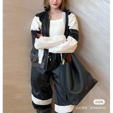 [가격문의][홍콩명품.LOUIS VUITTON] 루이비통 25SS 로고 모노그램 여성 윈드브레이커 자켓 + 조거 팬츠 바지 상하의 세트, BM21796, COCO, 레플리카의류,미러급사이트