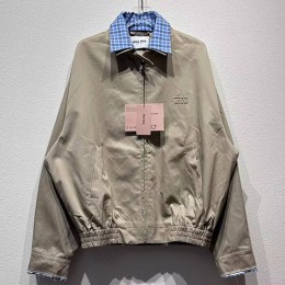 [홍콩명품,MIU MIU] 미우미우 25SS 로고 자수 카라 봄버 자켓 (베이지), BM22012, KB, 레플리카의류,미러급사이트