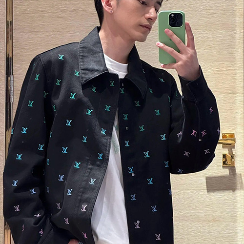 [홍콩명품.LOUIS VUITTON] 루이비통 25SS 로고 자수 카라 데님 자켓 (블랙), BM22115, JU, 레플리카의류,미러급사이트
