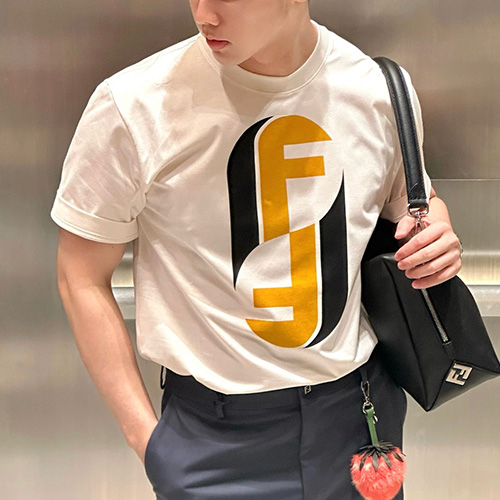 [홍콩명품,FENDI] 펜디 25SS 로고 프린트 반팔 티셔츠 (화이트), BM22391, YS, 레플리카의류,미러급사이트