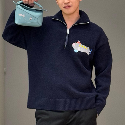 [홍콩명품.LOEWE] 로에베 25SS 로고 하프지퍼 하이넥 니트 스웨터 (블루), BM22556, KB, 레플리카의류,미러급사이트