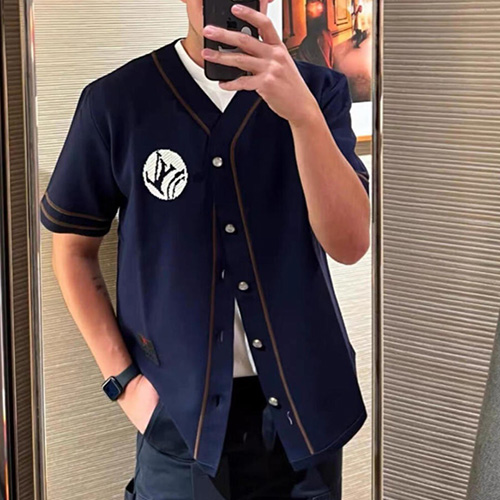 [홍콩명품.LOUIS VUITTON] 루이비통 25SS 로고 V넥 오픈 반팔 티셔츠 (네이비), BM22572, TOP, 레플리카의류,미러급사이트