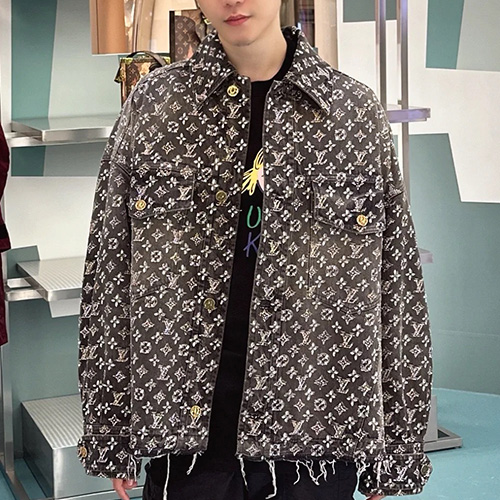 [홍콩명품.LOUIS VUITTON] 루이비통 25SS 로고 모노그램 데님 카라 자켓 (다크그레이), BM22595, JL, 레플리카의류,미러급사이트