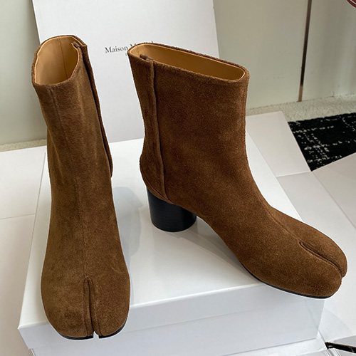 [홍콩명품.Maison Margiela] 메종마르지엘라 25SS 로고 여성 레더 가죽 굽 부츠 (브라운), SE5562, GHS, 명품스니커즈,운동화,구두,로퍼,하이탑,신발