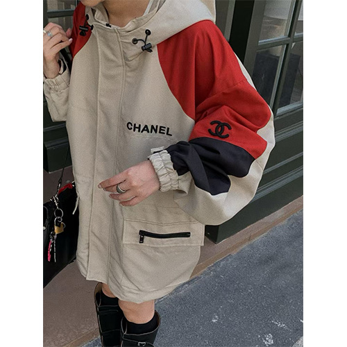 홍콩명품.CHANEL] 샤넬 25SS 로고 자수 후드 바람막이 자켓 (베이지), BM22682, 레플리카의류,미러급사이트