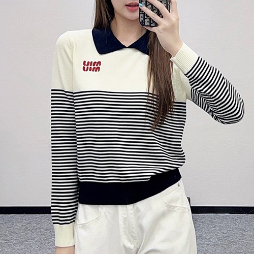 [홍콩명품,MIU MIU] 미우미우 25SS 로고 여성 스트라이프 카라 니트 스웨터 (아이보리), BM22695, TBG, 레플리카의류,미러급사이트