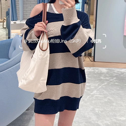 [홍콩명품,MIU MIU] 미우미우 25SS 로고 여성 스트라이프 니트 스웨터 (네이비-베이지), BM22704, TBG, 레플리카의류,미러급사이트