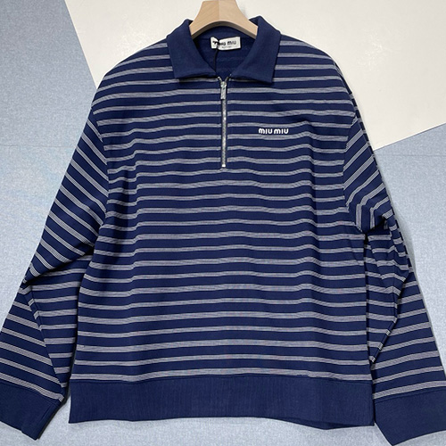 [홍콩명품,MIU MIU] 미우미우 25SS 로고 자수 스트라이프 하프지퍼 카라 니트 스웨터 (네이비), BM22731, JL, 레플리카의류,미러급사이트