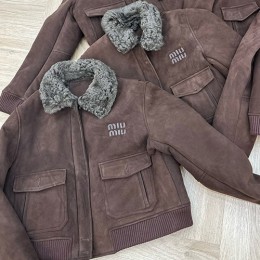 [홍콩명품,MIU MIU] 미우미우 25SS 로고 레더 가죽 시어링 봄버 자켓 (브라운), BM22808, TOM, 레플리카의류,미러급사이트