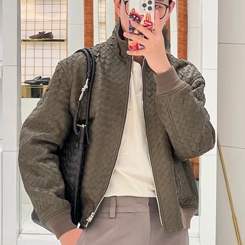[홍콩명품.BOTTEGA VENETA] 보테가베네타 25SS 로고 인트레치아토 레더 가죽 하이넥 봄버 자켓 (그레이), BM22821, TOM, 레플리카의류,미러급사이트