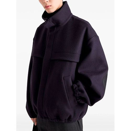 [홍콩명품,PRADA] 프라다 25SS 로고 터틀넥 봄버 자켓 (네이비), BM22871, RO, 레플리카의류,미러급사이트