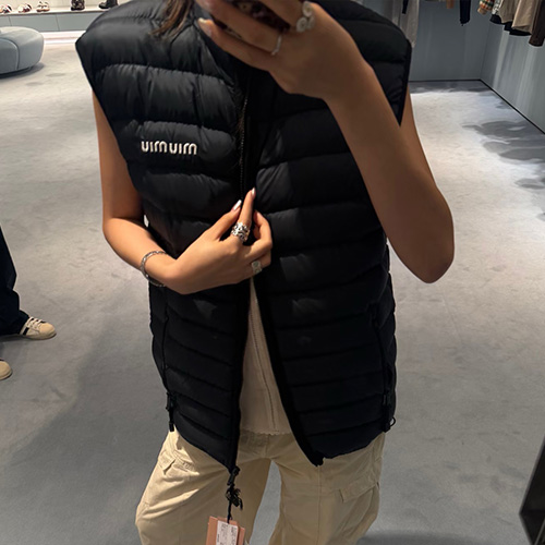 [홍콩명품,MIU MIU] 미우미우 25SS 로고 초경량 다운 패딩 조끼 베스트 (2컬러), BM22964, KB, 레플리카의류,미러급사이트