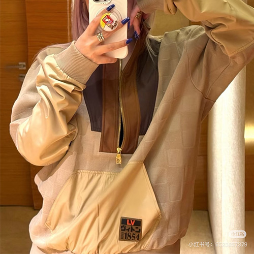 [홍콩명품.LOUIS VUITTON] 루이비통 25SS 로고 다미에 터틀넥 하프지퍼 맨투맨 티셔츠 (베이지), BM22966, KB, 레플리카의류,미러급사이트