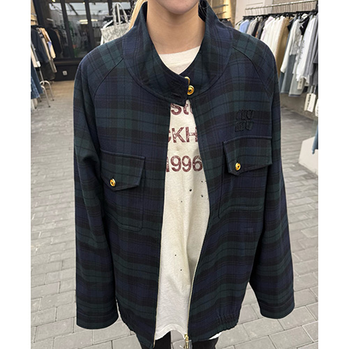 [홍콩명품,MIU MIU] 미우미우 25SS 로고 터틀넥 체크패턴 울 봄버 자켓 (네이비), BM23124, JL, 레플리카의류,미러급사이트