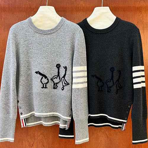 [홍콩명품.THOME BROWNE] 톰브라운 25SS 로고 여성 4바 니트 스웨터 (2컬러), BM23224, KSM, 레플리카의류,미러급사이트