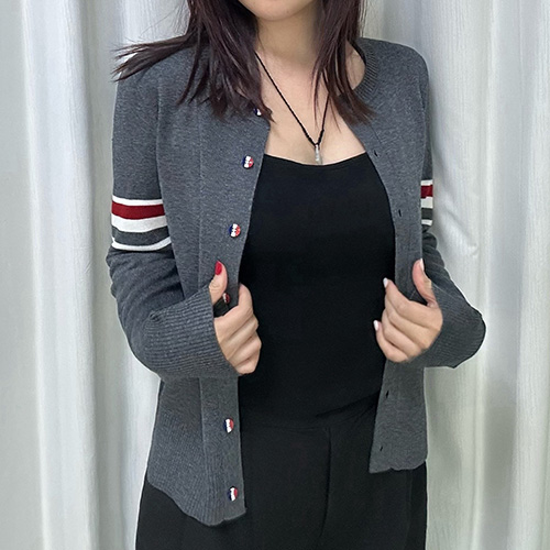 [홍콩명품.THOME BROWNE] 톰브라운 25SS 로고 여성 라운드넥 니트 가디건 (다크그레이), BM23227, KSM, 레플리카의류,미러급사이트