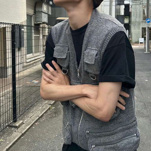 [홍콩명품,PRADA] 프라다 25SS 로고 V넥 캐시미어 조끼 베스트 (그레이), BM23332, KB, 레플리카의류,미러급사이트